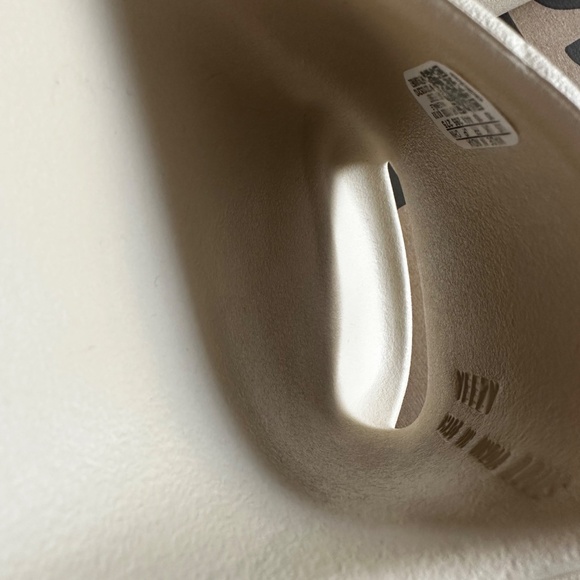 Yeezy Slides in Bone - Picture 5 of 7